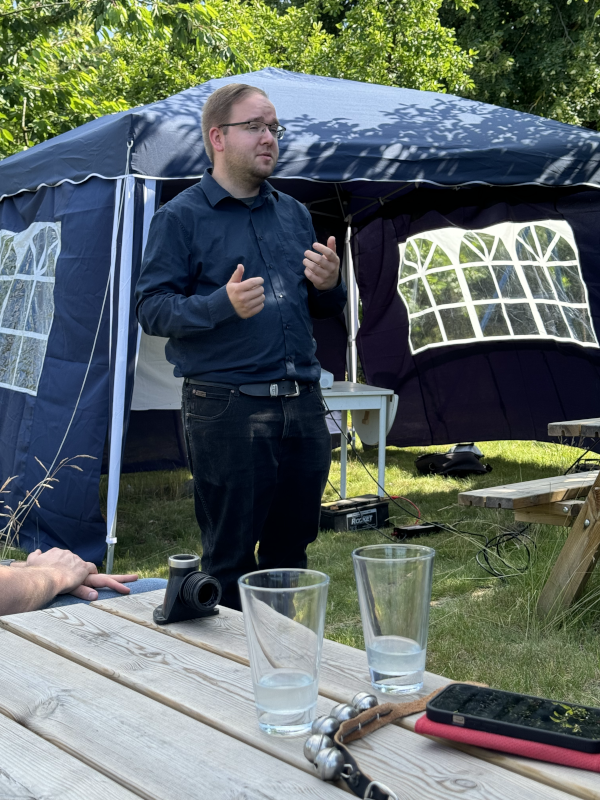 David Krüger im Gemeinschaftsgarten, spricht über den Heimatverein.